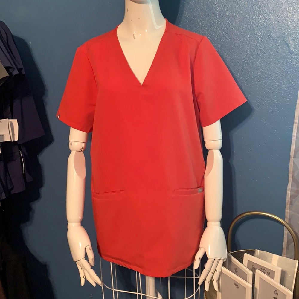 FIGS SCRUB TOP SIZE MEDIUM